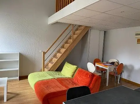 Schlafzimmer; holzboden, tageslicht