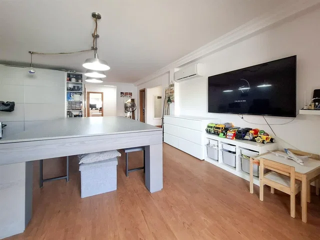 Altro; pavimento in legno, luce naturale