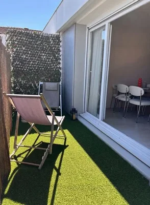 Balkon; prirodno svjetlo, drveni pod