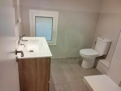 Toalet; pločice, potrebna renovacija