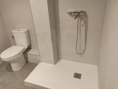 Toalet; pločice, renoviran, prirodna svjetlost