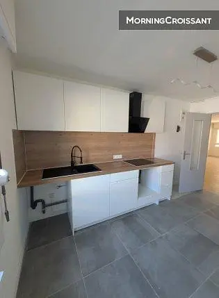 Keuken; keukenapparatuur, tegelvloer, renovatie nodig