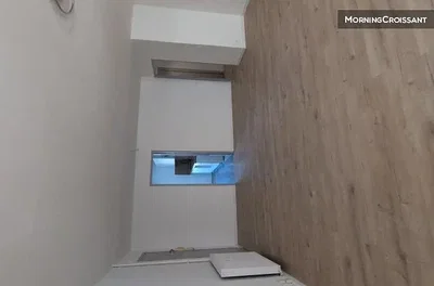 Toilet; houten vloer, natuurlijk licht, gerenoveerd