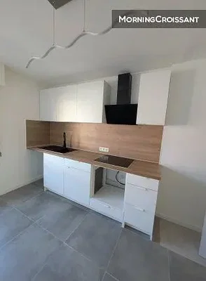 Keuken; tegelvloer, keukenapparatuur