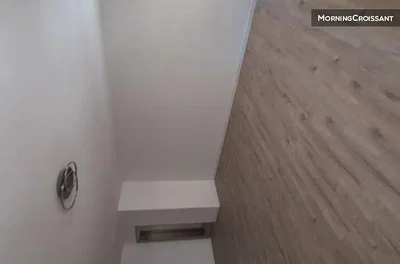Toilet; houten vloer, gerenoveerd, natuurlijk licht