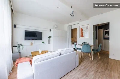 Wohnzimmer; tageslicht, moderner stil, holzboden
