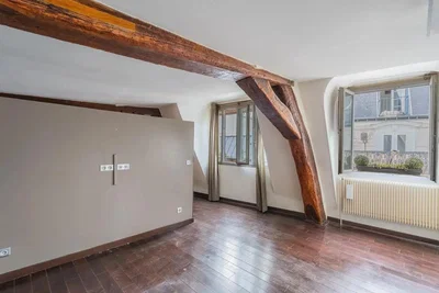 Sonstiges; holzbalken, holzboden, tageslicht