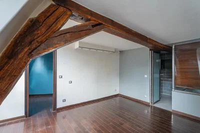 Kinderzimmer; holzbalken, holzboden, tageslicht