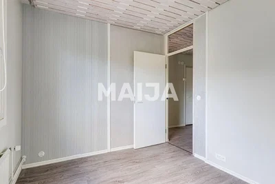 Spálňa; drevená podlaha, prirodzené svetlo