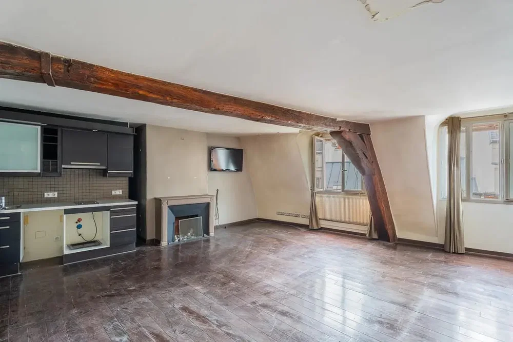 Wohnzimmer; holzbalken, kamin, holzboden, tageslicht