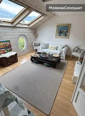 Woonkamer; natuurlijk licht, houten vloer, moderne stijl