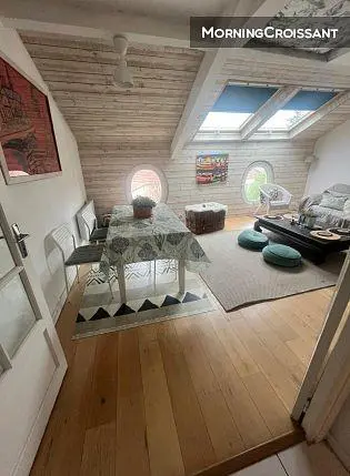Woonkamer; houten vloer, natuurlijk licht