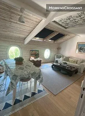 Woonkamer; houten balken, houten vloer, natuurlijk licht
