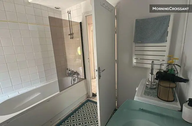 Badkamer; tegelvloer, natuurlijk licht