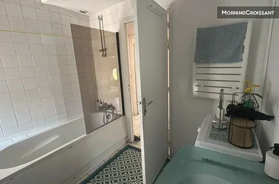 Badkamer; tegelvloer, natuurlijk licht