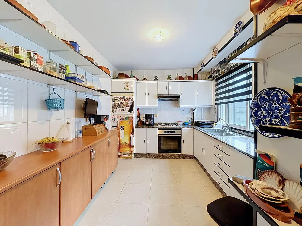 Cucina; elettrodomestici, pavimento in piastrelle, luce naturale