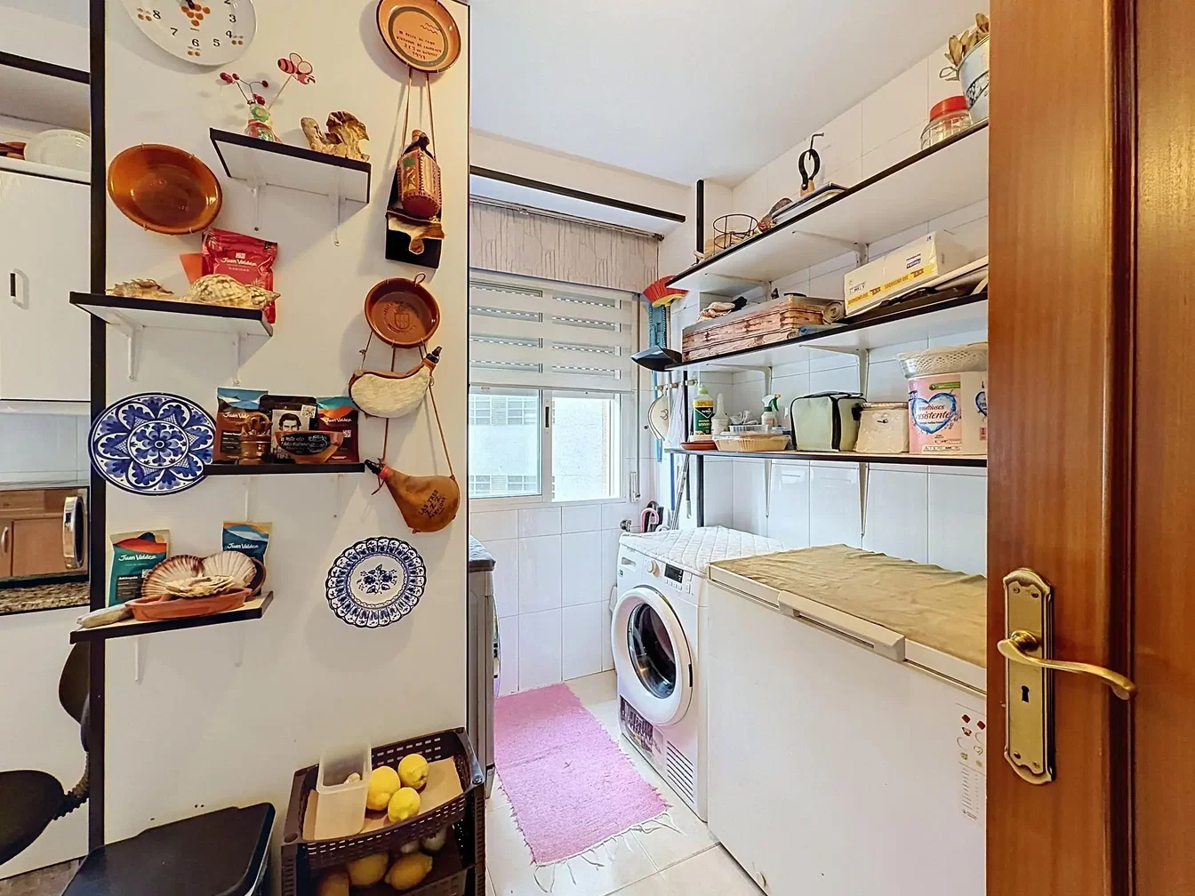 Cucina; pavimento in piastrelle, travi in legno, luce naturale