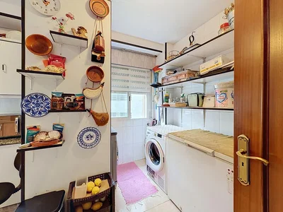 Cucina; pavimento in piastrelle, travi in legno, luce naturale