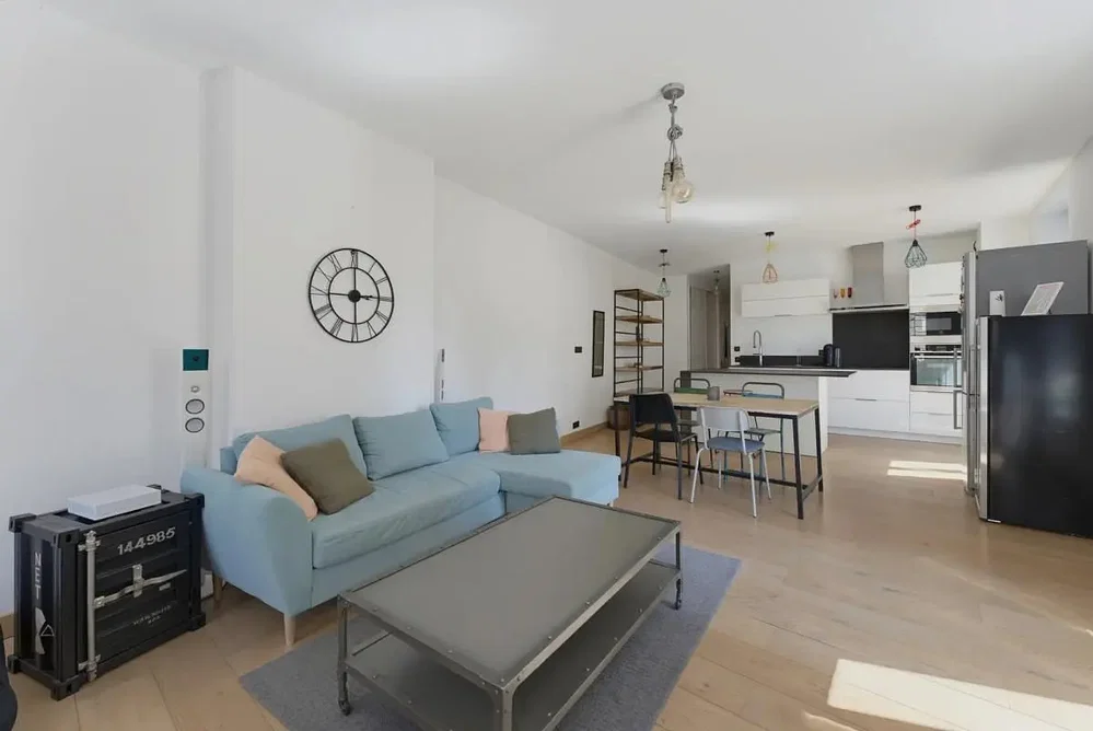 Wohnzimmer; holzboden, tageslicht, moderner stil, küchengeräte