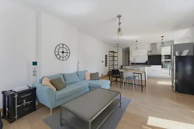 Wohnzimmer; holzboden, tageslicht, moderner stil, küchengeräte