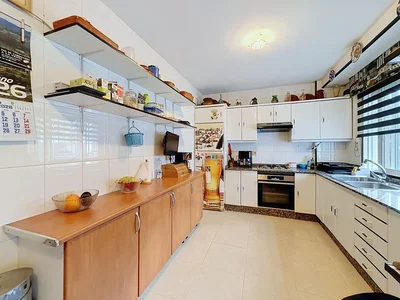 Cucina; elettrodomestici, pavimento in piastrelle, luce naturale