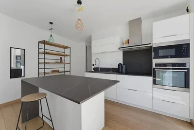 Küche; küchengeräte, holzboden, tageslicht, moderner stil, renoviert