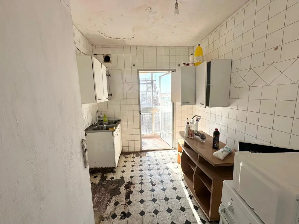 Kuchyňa; potrebná rekonštrukcia, dlažba