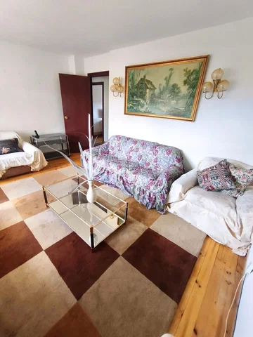 Woonkamer; houten vloer, natuurlijk licht
