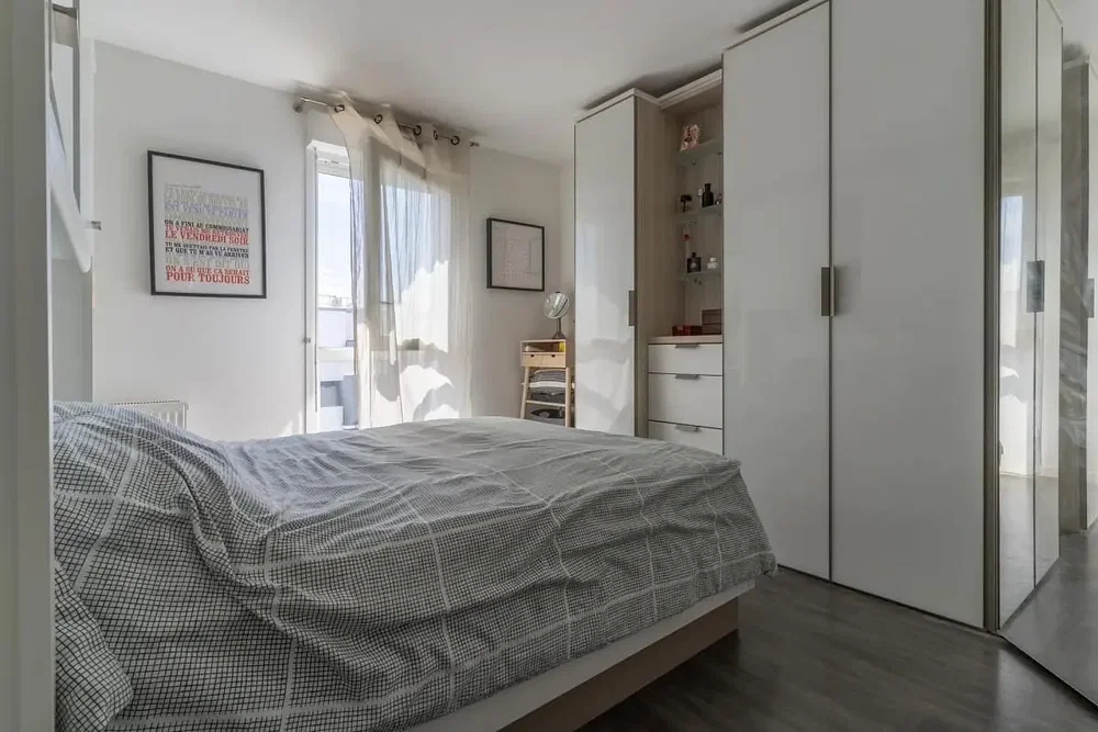Schlafzimmer; tageslicht, holzboden