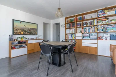 Wohnzimmer; holzboden, tageslicht