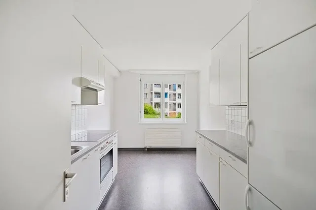 Keuken; keukenapparatuur, natuurlijk licht, tegelvloer