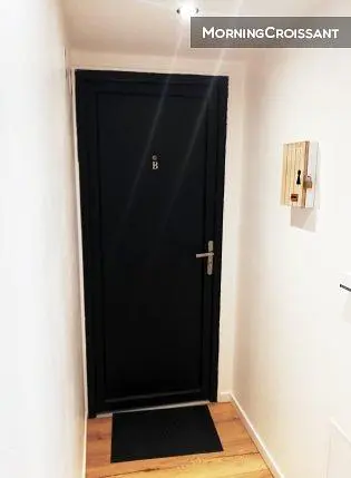 Garderobe; houten vloer, natuurlijk licht