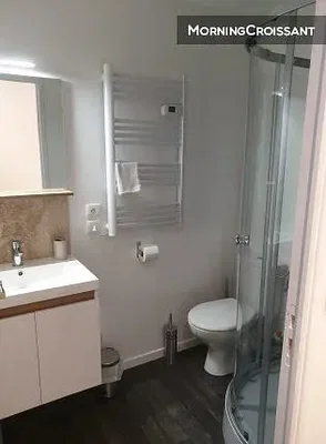 Toilet; tegelvloer, houten vloer