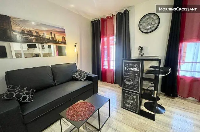 Woonkamer; moderne stijl, houten vloer, natuurlijk licht