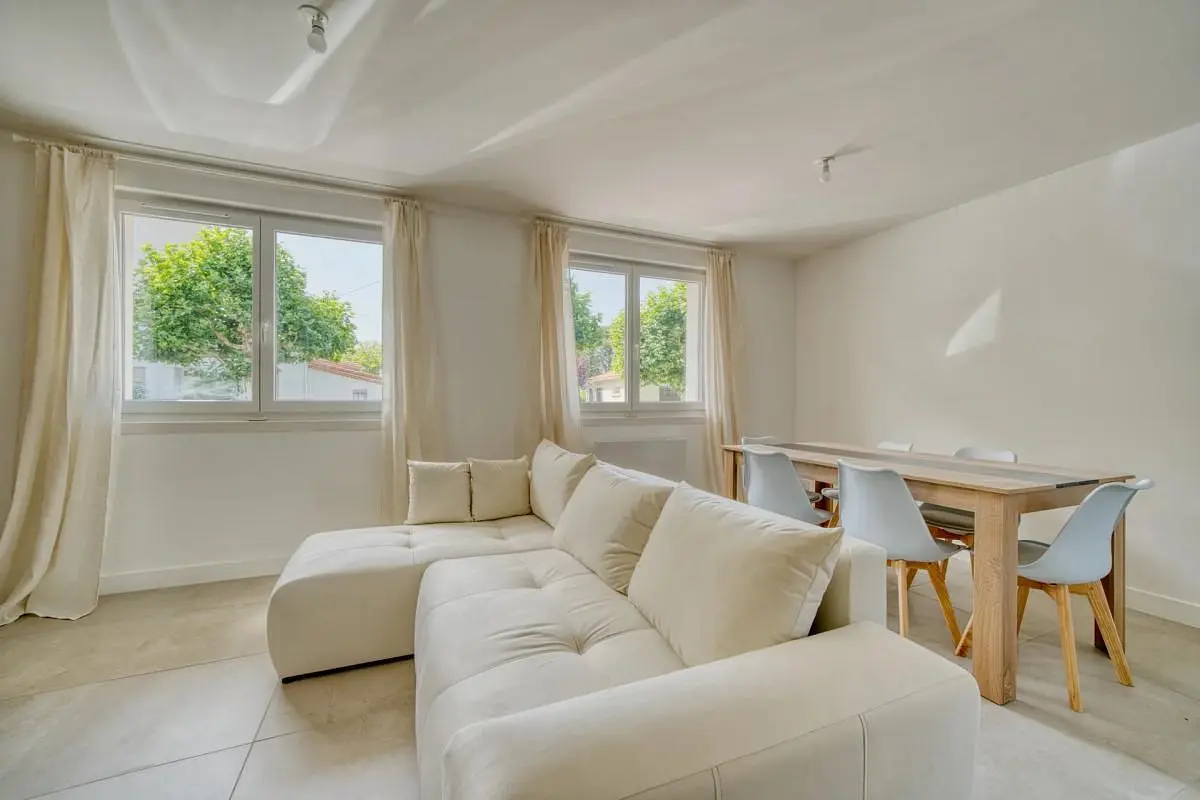 Wohnzimmer; fliesenboden, tageslicht, blick