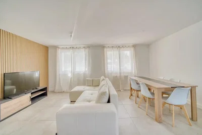 Wohnzimmer; tageslicht, moderner stil, fliesenboden