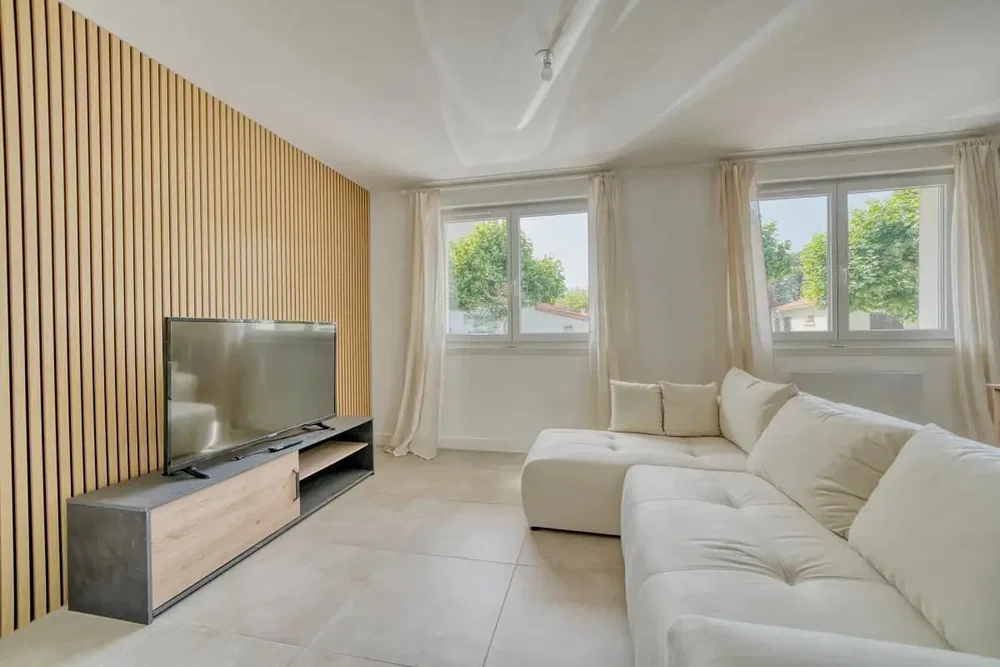 Wohnzimmer; tageslicht, moderner stil, fliesenboden