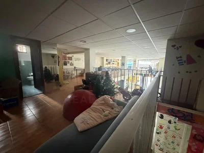 Dječja soba; drveni pod, prirodna svjetlost, potrebna renovacija