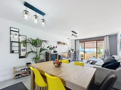 Dnevni boravak; prirodna svjetlost, moderan stil