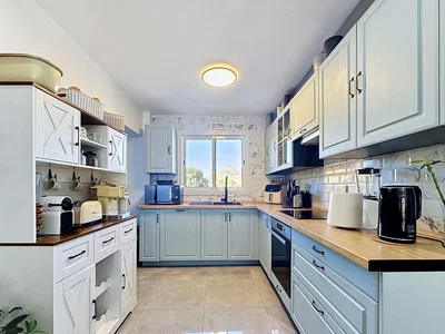 Kitchen; kitchen appliances, natural light, modern style