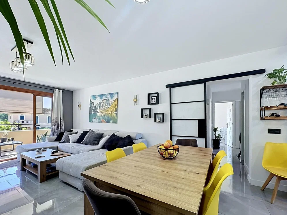 Living room; modern style, wood floor, natural light