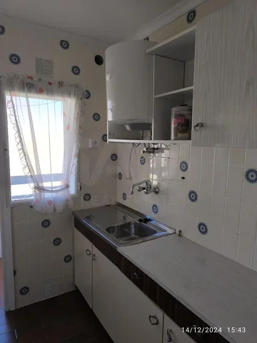 Keuken; tegelvloer, renovatie nodig, natuurlijk licht