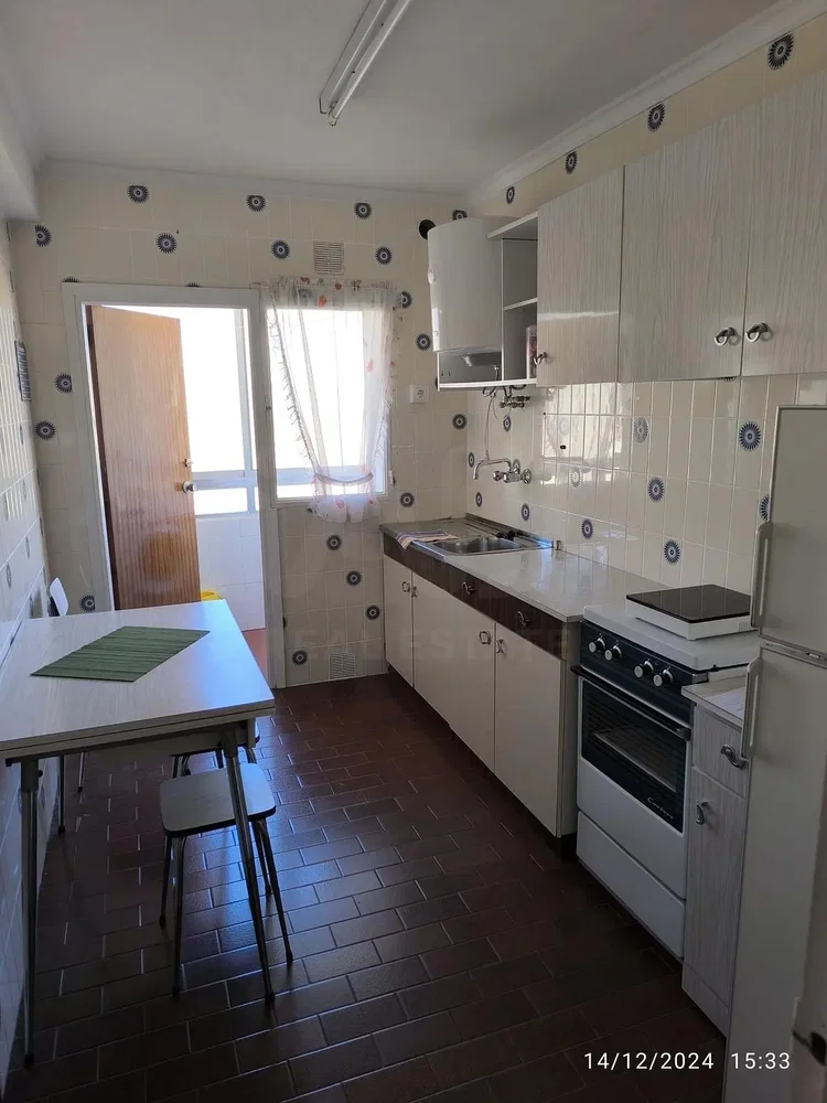 Cuisine; carrelage, électroménager, lumière naturelle