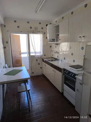Cuisine; carrelage, électroménager, lumière naturelle