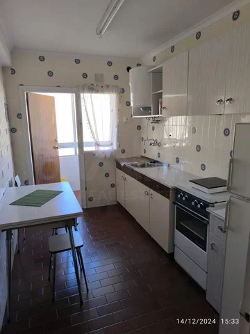 Keuken; tegelvloer, keukenapparatuur, natuurlijk licht