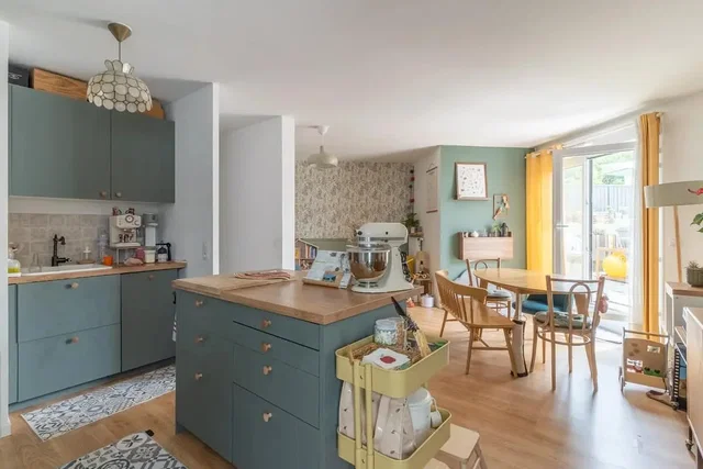 Küche; küchengeräte, holzboden, tageslicht, moderner stil