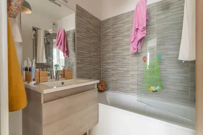 Badezimmer; fliesenboden, renoviert, tageslicht