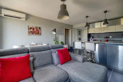 Wohnzimmer; küchengeräte, tageslicht, moderner stil, fliesenboden
