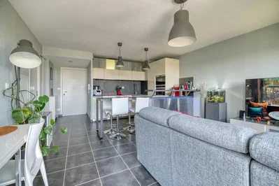 Wohnzimmer; fliesenboden, küchengeräte, tageslicht