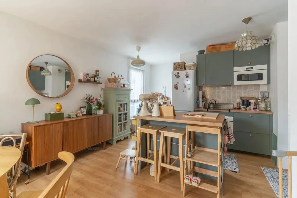 Küche; küchengeräte, holzboden, tageslicht, moderner stil